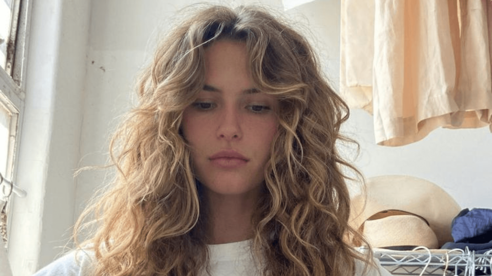 Mujer luce curtain bangs.