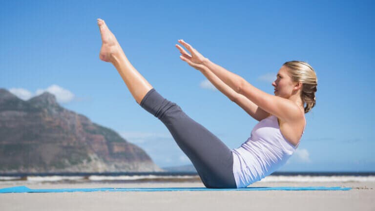 5 ejercicios de pilates que te mantienen en forma durante el verano