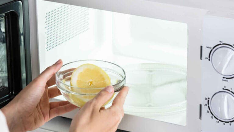 6 trucos para eliminar malos olores del microondas