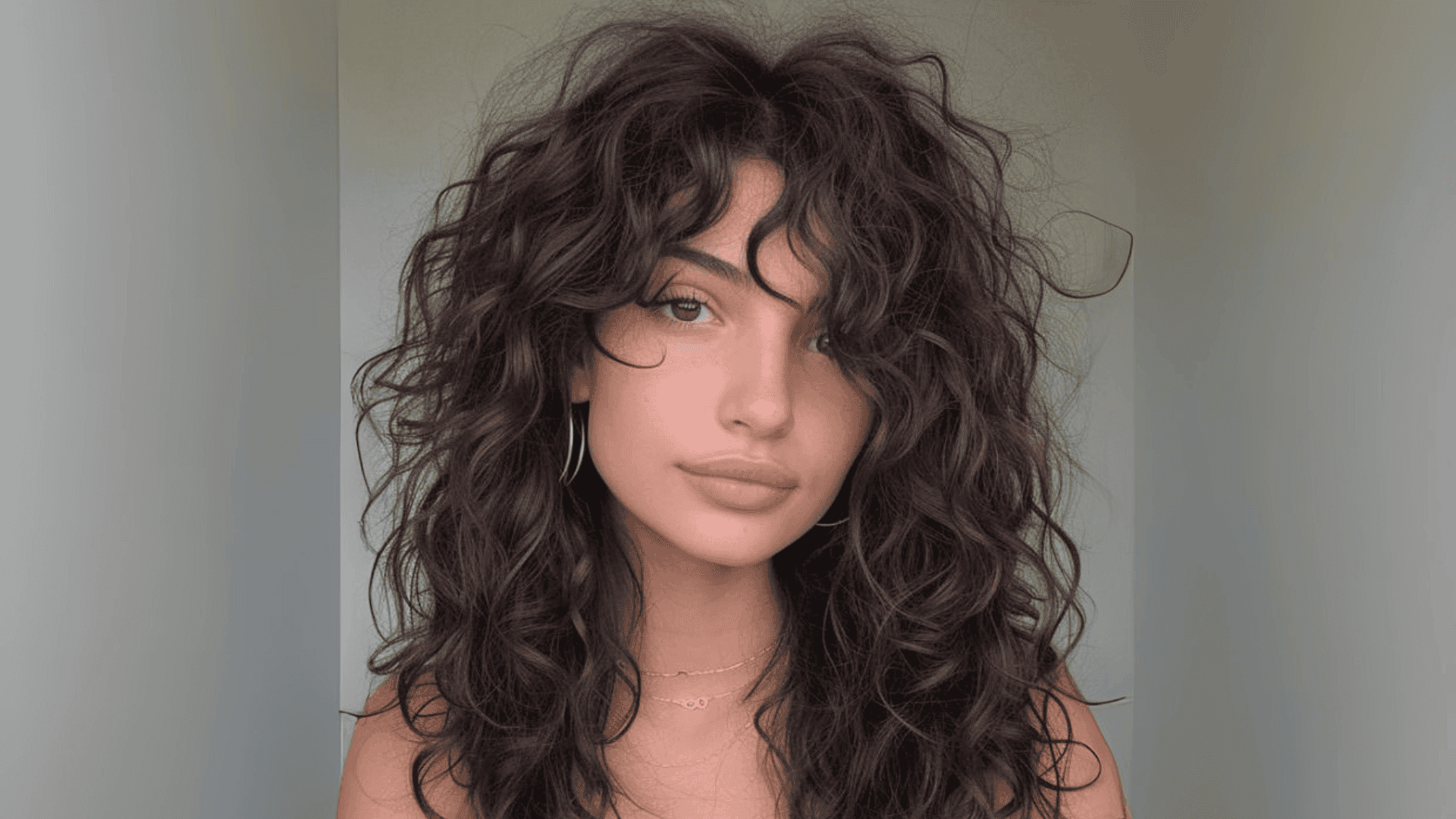 Mujer con flequillo desfilado.