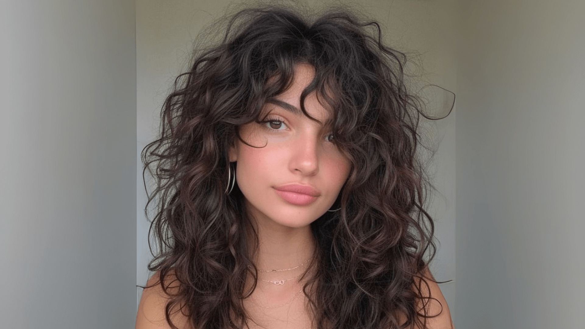 Mujer con flequillo desfilado.