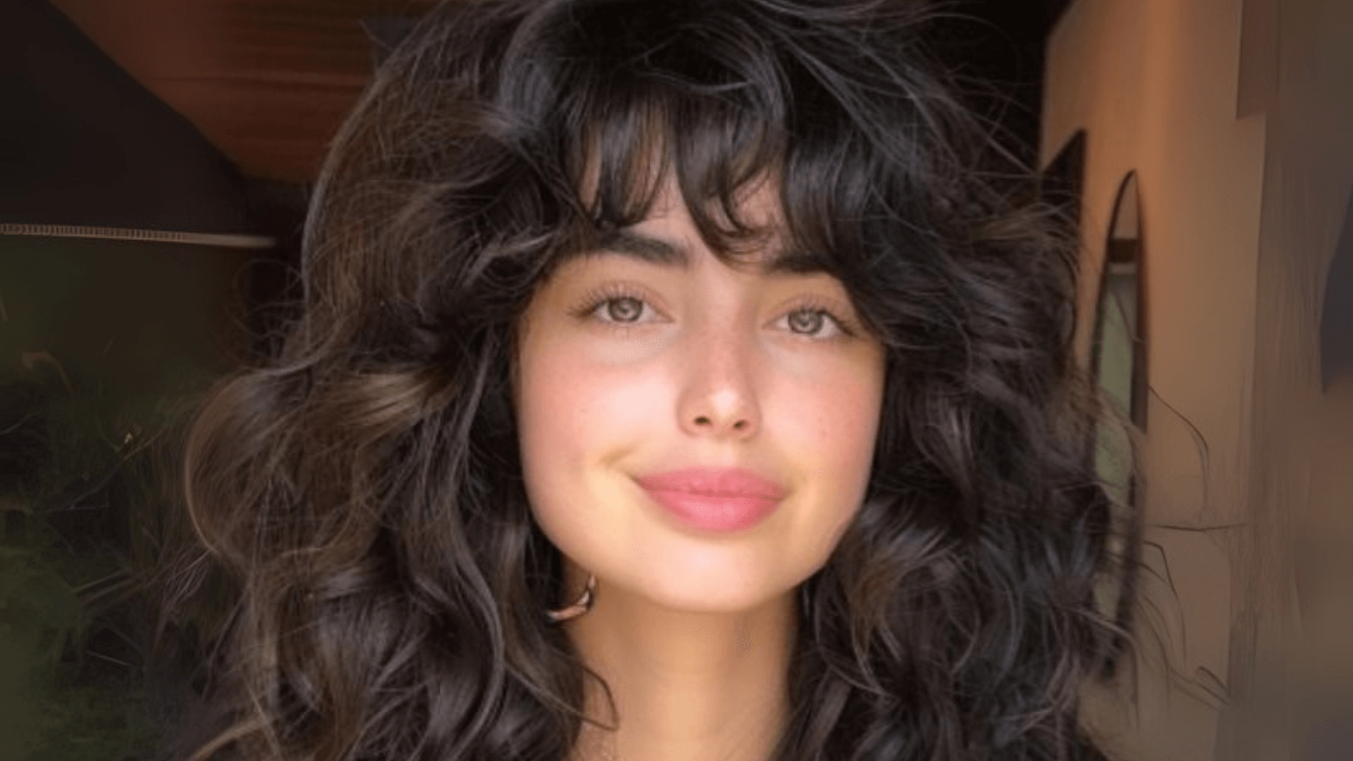 Mujer con flequillo en capas.