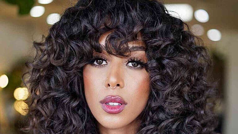 7 tipos de flequillo que sí funcionan en pelo rizado (y cómo peinarlos bien)