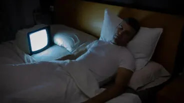 ¿Duermes con la tele encendida? Descubre cómo este hábito sabotea tu descanso y altera tus hormonas
