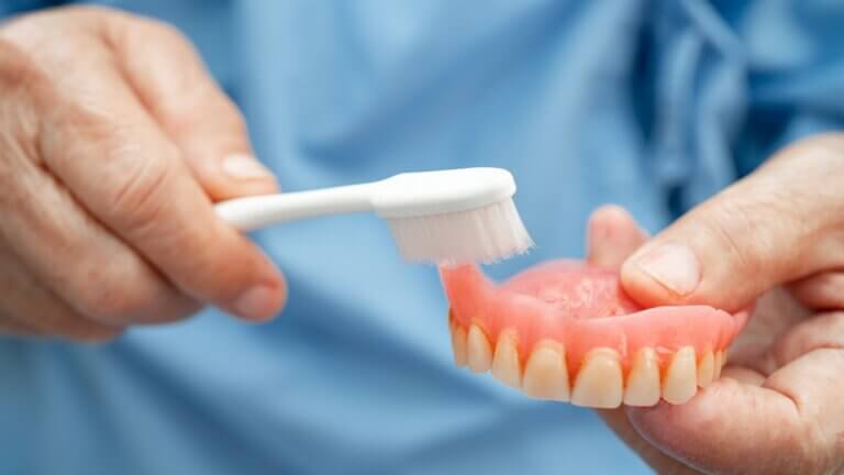 Cómo limpiar bien una dentadura postiza (y 5 trucos para que se mantenga perfecta)