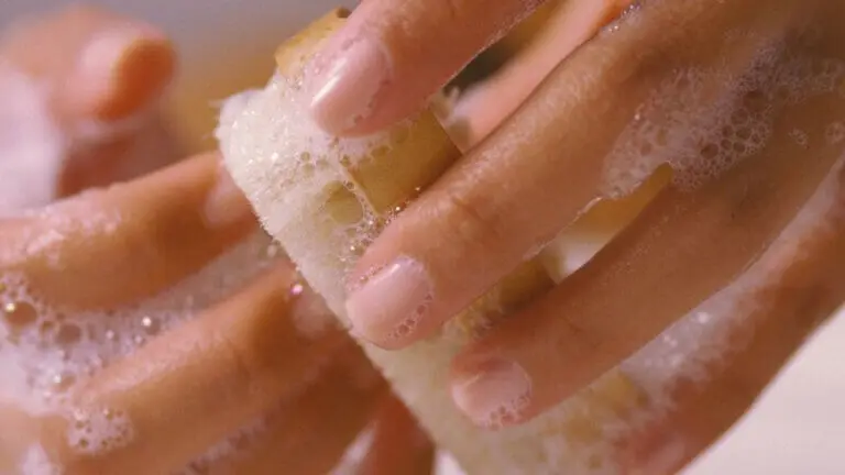Cómo limpiar las uñas por dentro sin dañar la piel (ni usar cepillos agresivos)