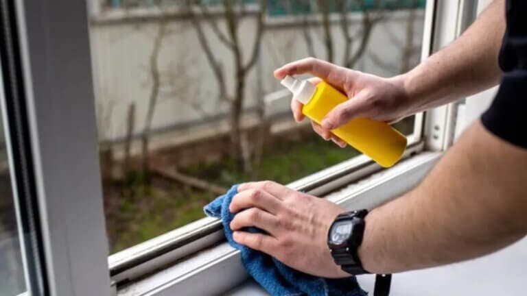 Este método limpia los marcos de aluminio de ventanas y duchas en minutos