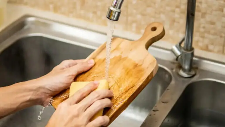 ¿Tu tabla de picar huele mal aunque la laves? Esto lo soluciona