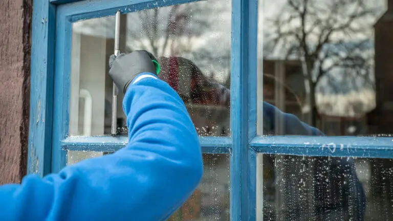 El truco casero para dejar las ventanas relucientes por fuera, sin usar químicos agresivos