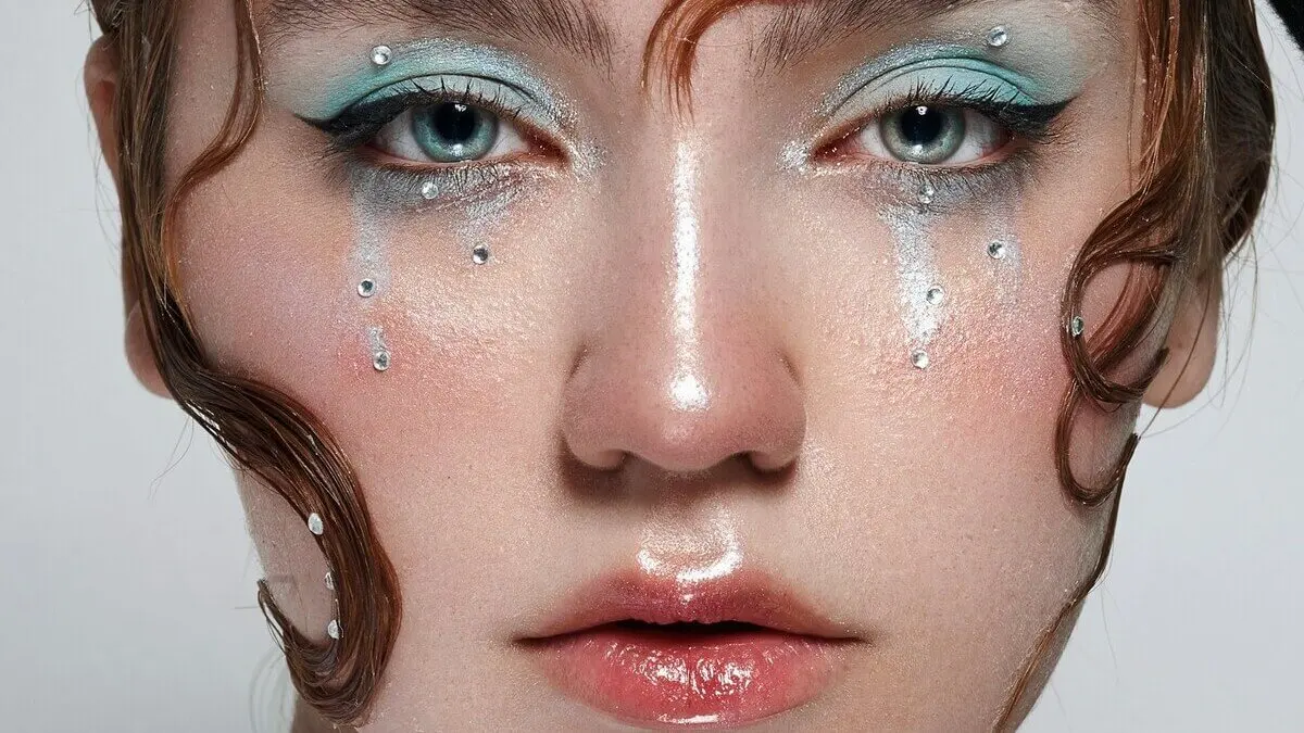 Mujer con maquillaje Mermaidcore.