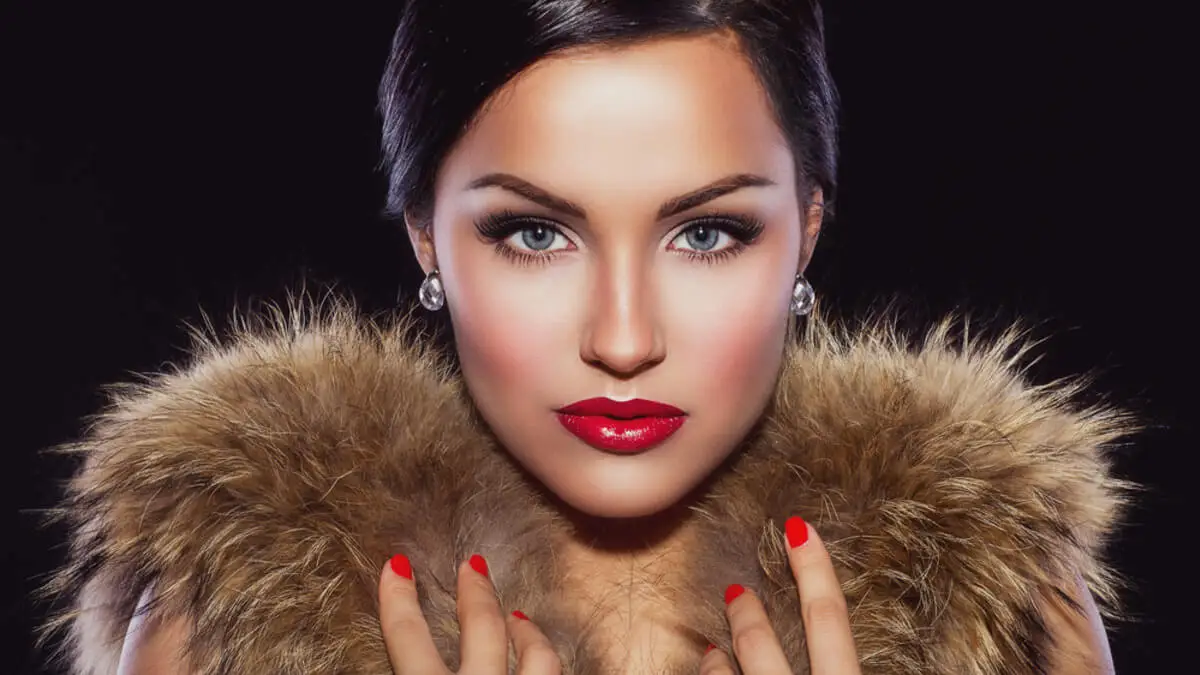 Maquillaje Mob Wife Aesthetic.