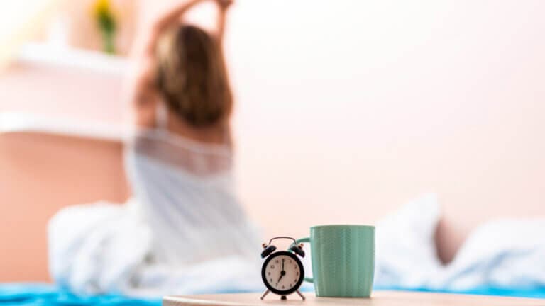 La razón por la que siempre te despiertas a la misma hora, incluso sin alarma