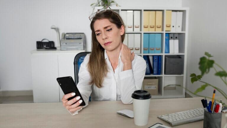 El "text neck" o cuello de celular: 5 ejercicios para aliviar el dolor de cuello al usar el móvil