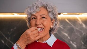 Estos son los 6 alimentos que deberías evitar comer si tienes prótesis dental