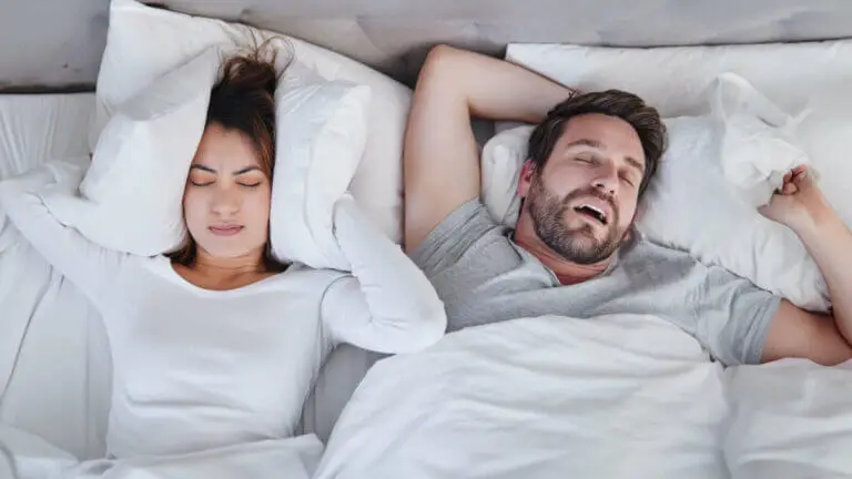 Sobrevive a los ronquidos de tu pareja y logra dormir bien sin cambiar de cuarto