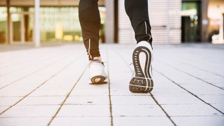 Caminar 7000 pasos al día reduce el riesgo de depresión, según un estudio