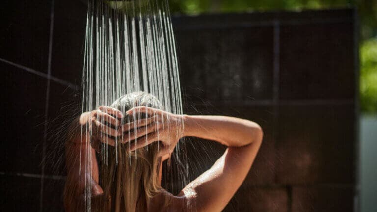 El ‘ritual de la ducha tibia’ y otros consejos para dormir bien en las noches de verano