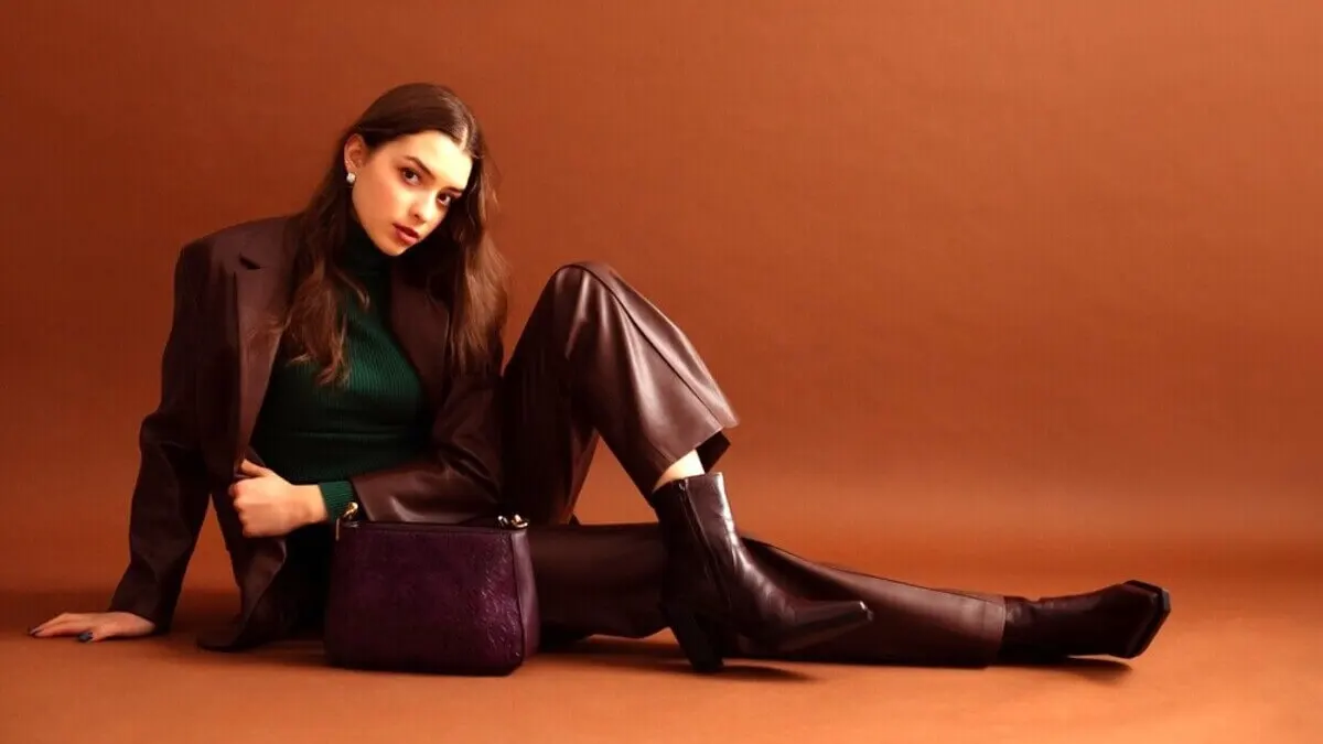 Mujer luce atuendo con color marrón chocolate.