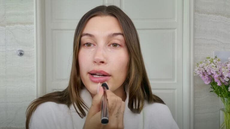 Hailey Bieber, modelo y empresaria: "no me complico, esto es lo único que hago por la mañana"