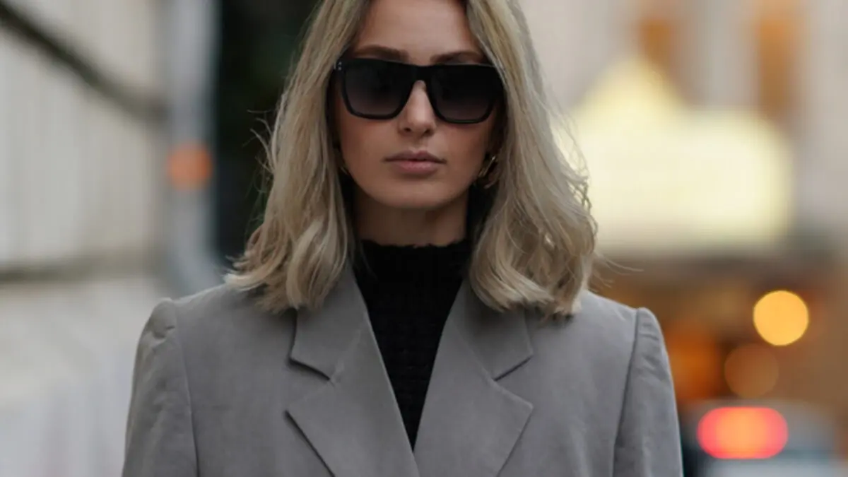 Mujer luce blazer con hombreras.