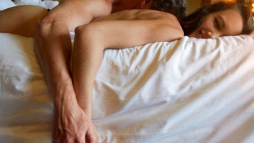 9 maneras de hacer que la postura del perrito sea aún más sexy