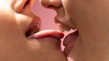 Qué es el beso de Singapur, la técnica oriental que promete elevar el placer sexual