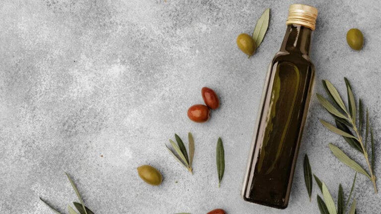 Por qué siempre debes comprar aceite de oliva en botellas de vidrio oscuro, no en plástico