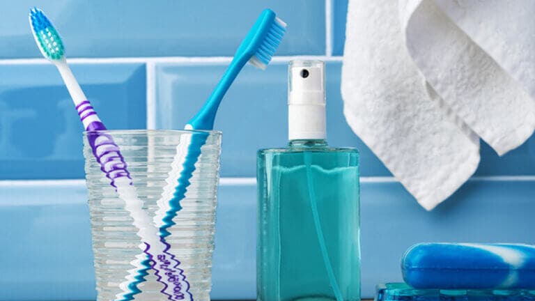 Tu cepillo de dientes puede ser un cultivo de bacterias, dos trucos para desinfectarlo a diario y mantener tu boca sana