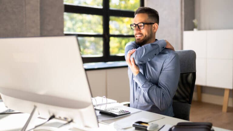 5 estiramientos en silla para aliviar el dolor de espalda por teletrabajo