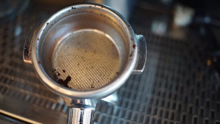 Destapar y limpiar el filtro de tu cafetera es más fácil de lo que crees con este truco casero