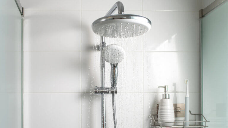 La manera más fácil de limpiar la alcachofa de la ducha y liberar la presión del agua