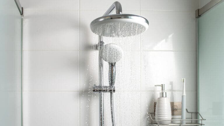 La manera más fácil de limpiar la alcachofa de la ducha y liberar la presión del agua