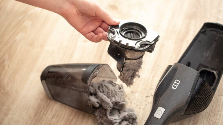 Una aspiradora sucia contamina el aire de tu hogar: te enseñamos cómo limpiarla