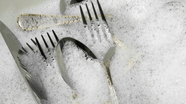 Cómo limpiar los cubiertos manchados y devolverles el brillo en minutos