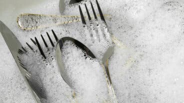 Cómo limpiar los cubiertos manchados y devolverles el brillo en minutos