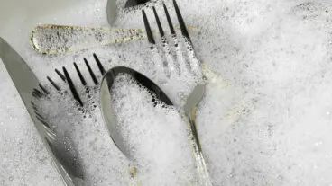 Cómo limpiar los cubiertos manchados y devolverles el brillo en minutos