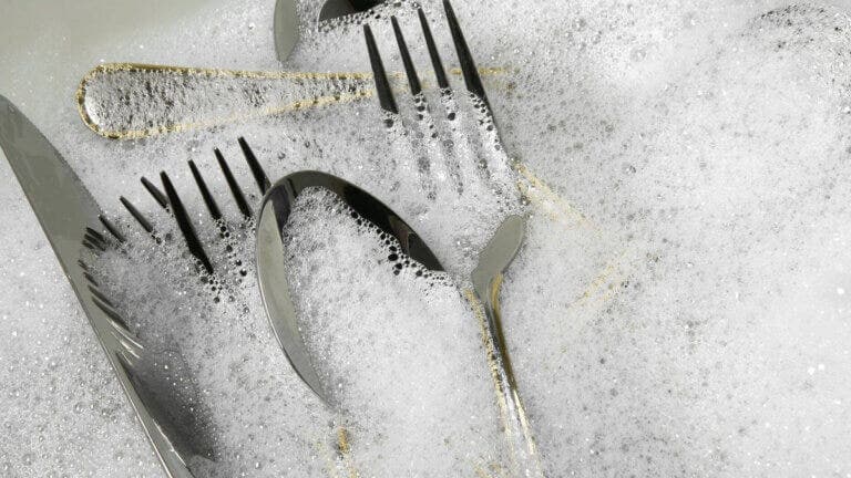 Cómo limpiar los cubiertos manchados y devolverles el brillo en minutos