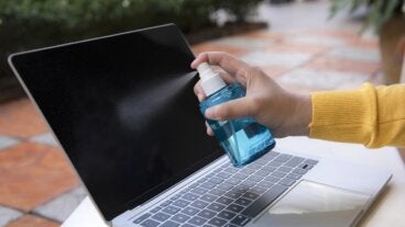 La fórmula mágica de dos ingredientes para dejar tus pantallas impecables y sin una sola huella