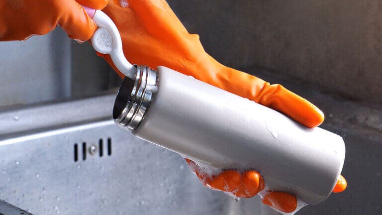 Así se limpia un termo de acero o plástico, paso a paso para mantenerlo libre de olores