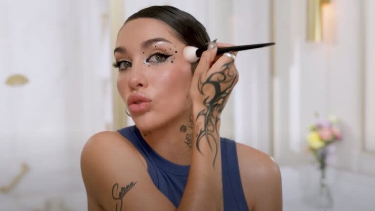 María Becerra, cantante: "Busco que mis cejas me acompañen, no que sean protagonistas"