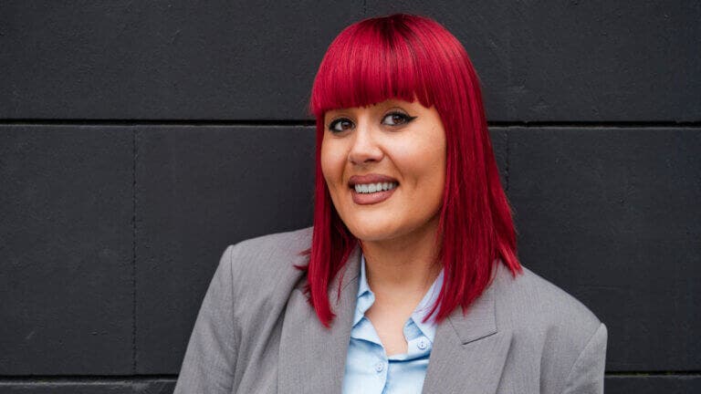 Marta Novoa, psicóloga: "Aceptar trabajar horas extras puede esconder miedo de no ser suficiente"