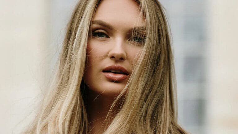 Por qué las mechas invertidas son la nueva tendencia para un pelo más iluminado