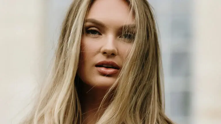 Por qué las mechas invertidas son la nueva tendencia para un pelo más iluminado