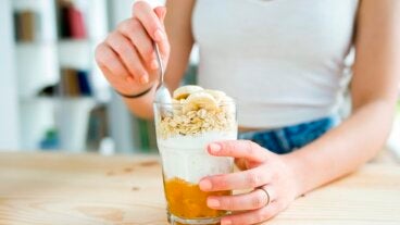 Adiós al bajón de la tarde: los 6 snacks activadores que te dan energía sin cafeína y sin azúcar