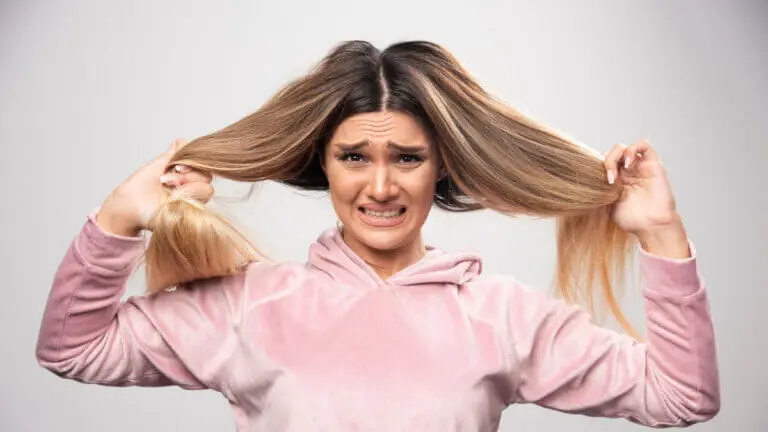 ¿Notas que la raya de tu pelo se ve más ancha? Causas y soluciones rápidas
