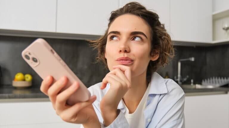 ¿Tu teléfono te escucha? Así puedes gestionar tu privacidad digital y proteger datos personales