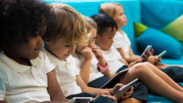 Mucho cuidado si tu hijo prefiere el celular y no tiene amigos: la IA podría estar ocupando ese lugar