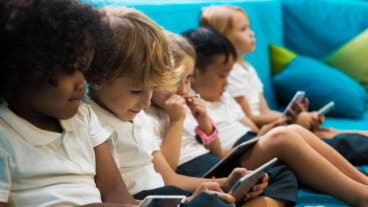 Mucho cuidado si tu hijo prefiere el celular y no tiene amigos: la IA podría estar ocupando ese lugar