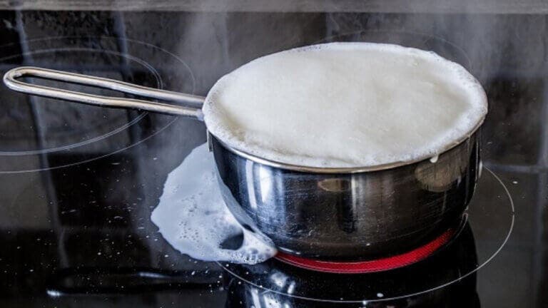 Cómo evitar que la olla se derrame al hervir y ahorrarte la limpieza