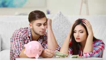 ¿Cómo saber si mi pareja me oculta sus deudas?